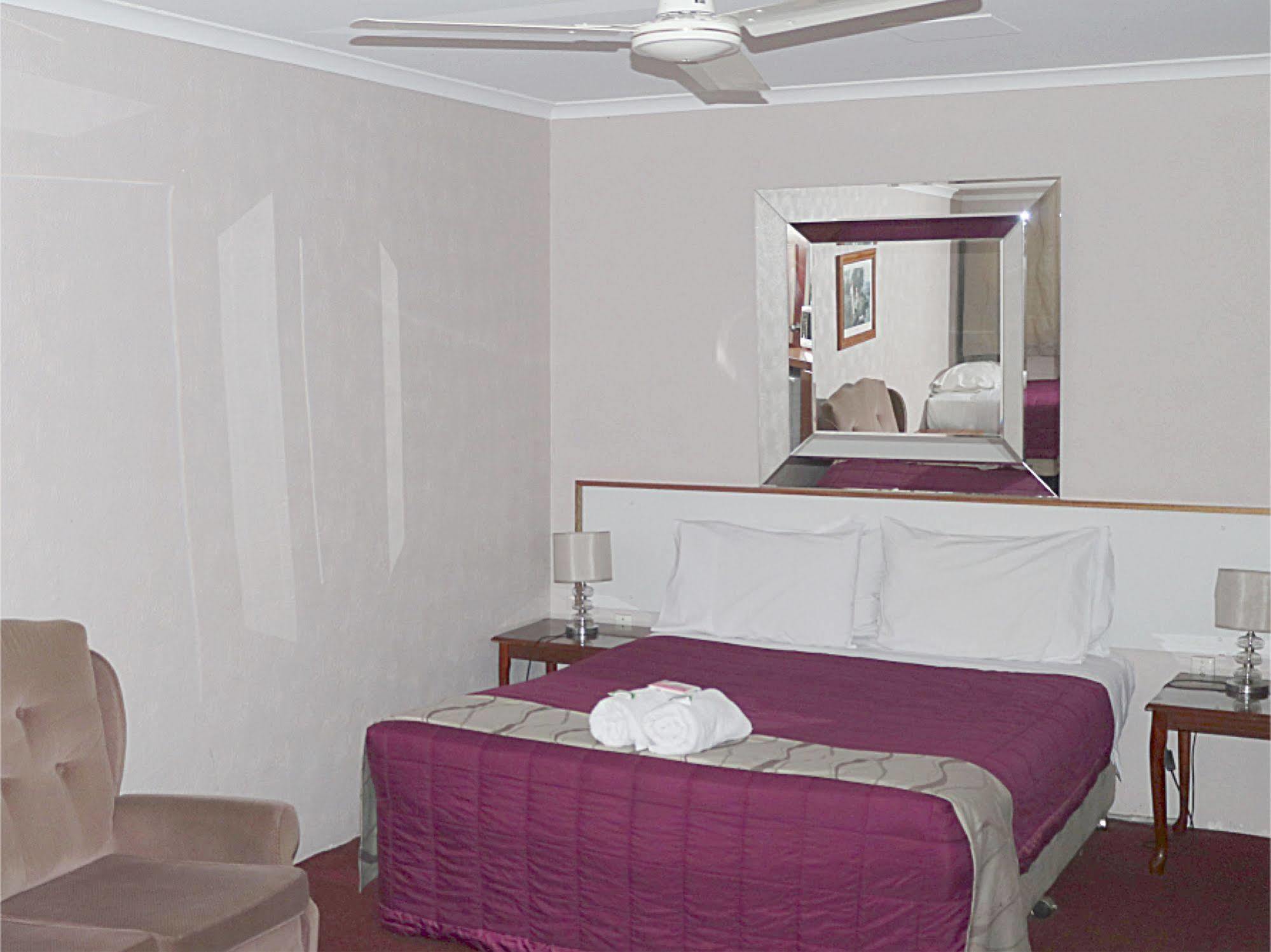 Beerwah Glasshouse Motel Экстерьер фото