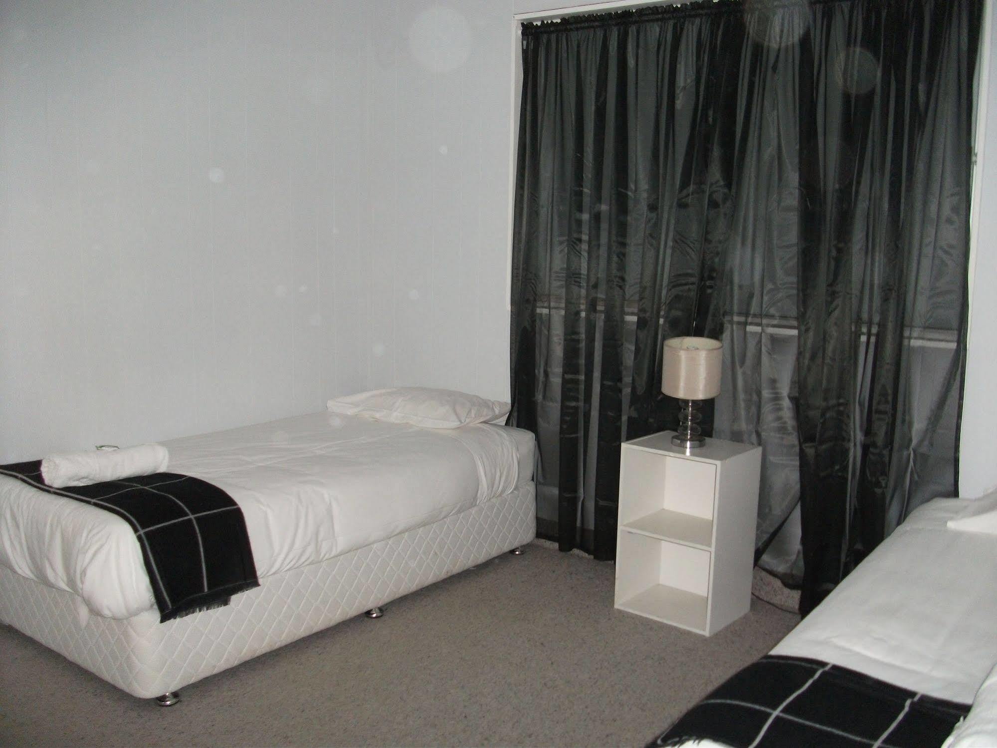 Beerwah Glasshouse Motel Экстерьер фото